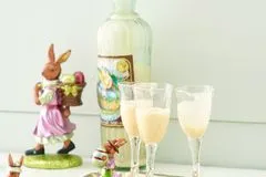 Hausgemachter Eierlikör in Flaschen für das Osternest