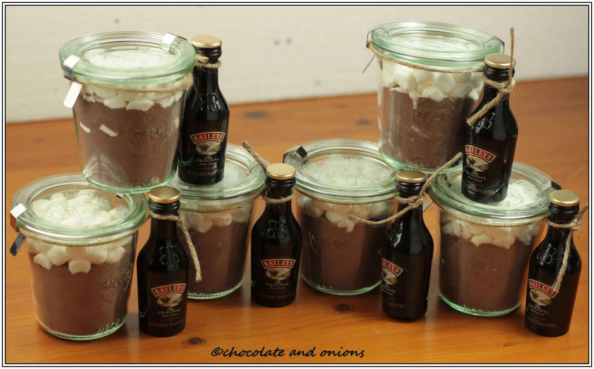 Hausgemachter Heiße-Schokolade-Mix in Weckgläsern als Weihnachtsgeschenk