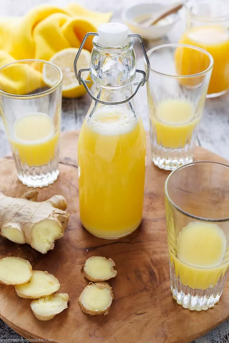 Hausgemachter Ingwer Shot in einer praktischen Glasflasche, bereit zum Genuss für die ganze Woche