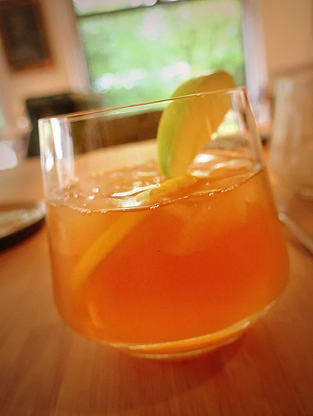 Hausgemachter Kombucha, verfeinert mit Sirup und Soda, eine erfrischende alkoholfreie Begleitung in der Hummelbude Essen.