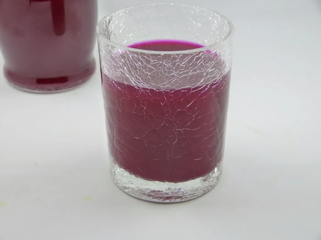 Hausgemachter Rote-Bete-Kwass in einem Glas, ein traditionelles ukrainisches Fermentationsgetränk, auch als Suppengrundlage genutzt.