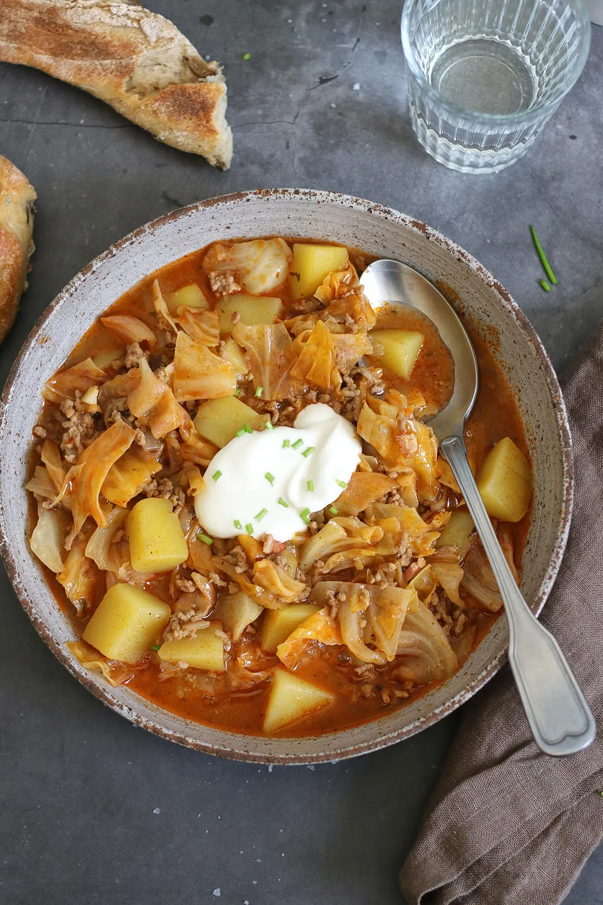 Hausgemachter Schichtkohl mit Hackfleisch und Kartoffeln in einem Topf, frisch zubereitet