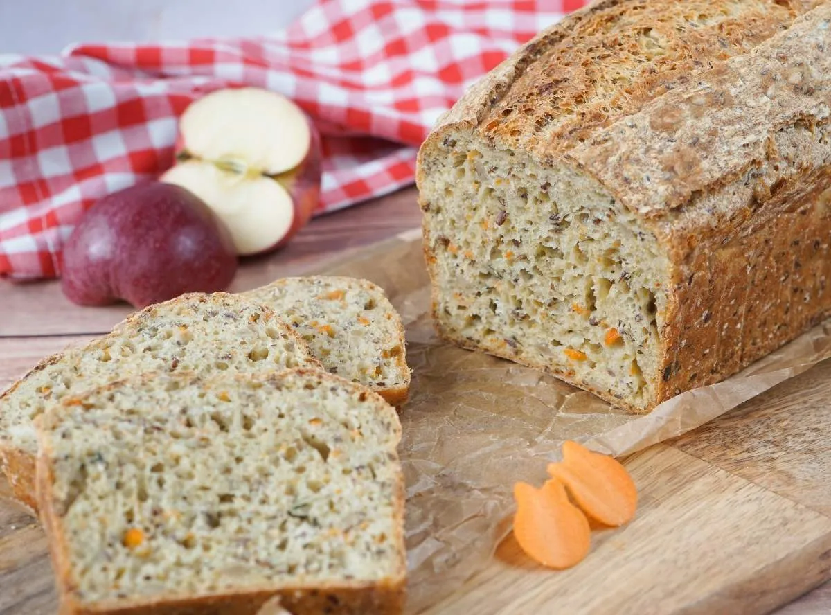 Hausgemachtes Apfel-Möhren-Körnerbrot, frisch aus dem Ofen, mit gesunden Zutaten.