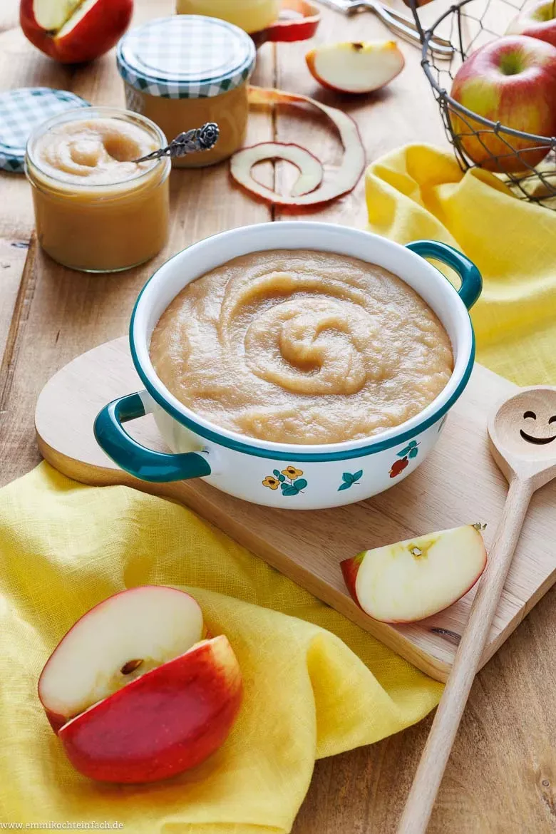 Hausgemachtes Apfelmus im Topf, bereit zum Pürieren