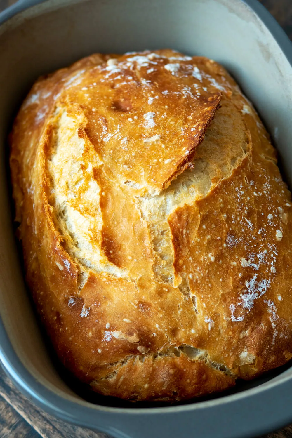 Hausgemachtes Brot mit frischer Hefe in einer Auflaufform, bereit zum Backen für knusprige Kruste