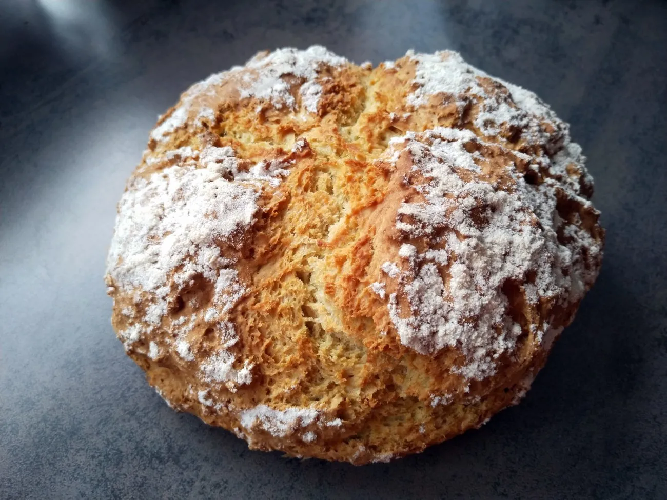 Hausgemachtes irisches Sodabrot mit Haferflocken