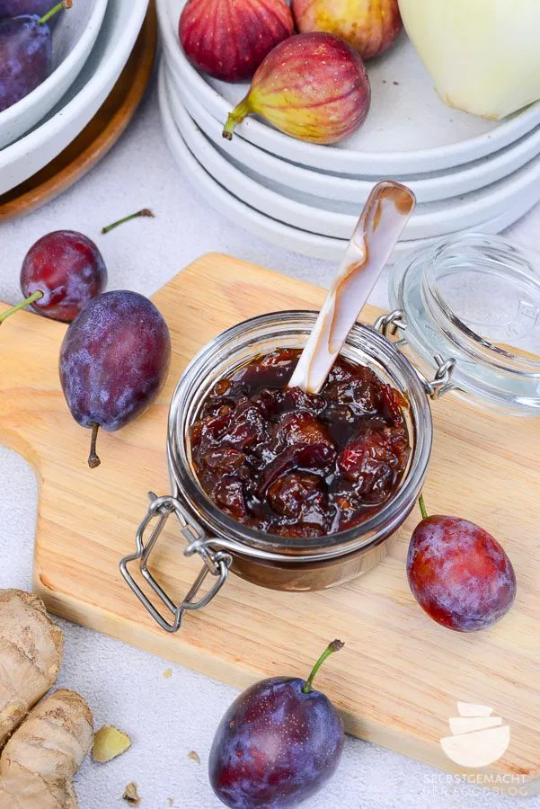 Hausgemachtes Pflaumen Chutney, eine süß-säuerliche Begleitung, die besonders gut zu Käse- und Fleischpfännchen beim Raclette passt.