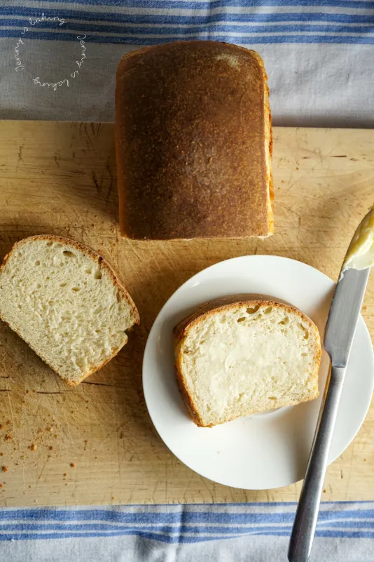 Hausgemachtes Toastbrot mit Buttermilch, frisch gebacken und angeschnitten