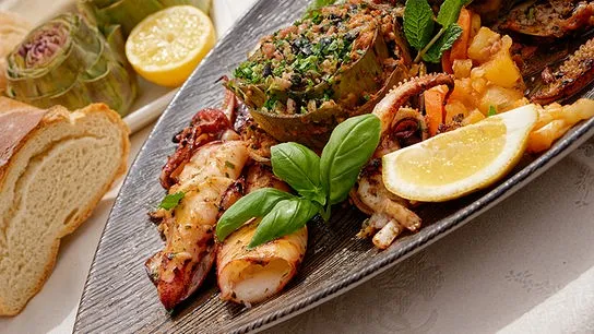 Havi Tuplah, der Koch auf Gozo, präsentiert seine gefüllten Artischocken mit gegrillten Zitronen-Calamari