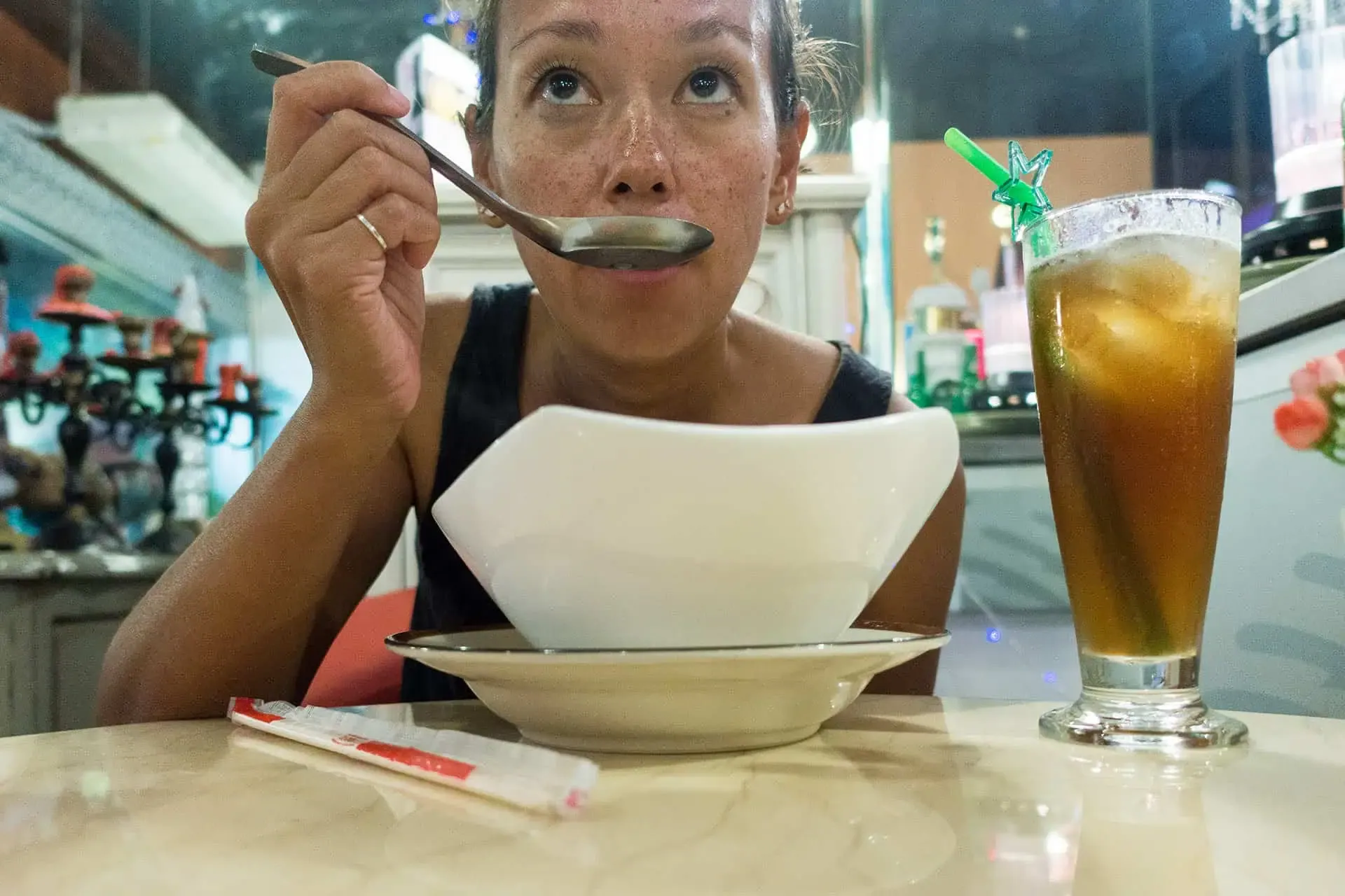 Heather genießt ihre Suppe