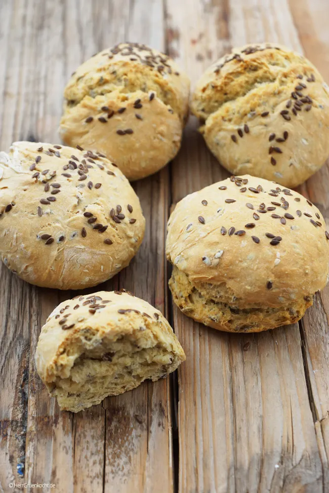 Hefefreie Dinkelbrötchen mit Leinsamen, frisch aus dem Ofen