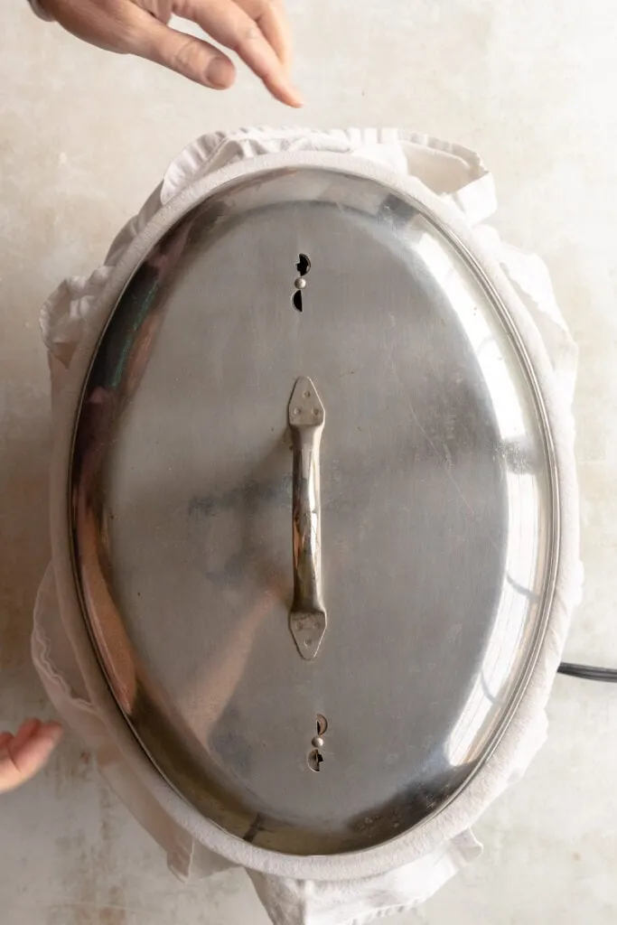 Hefeklöße, die auf dem Tuch im Topf gedämpft werden.