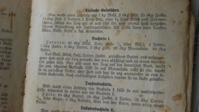 Hefeteig für Buchteln wird ausgerollt