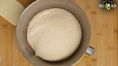 Hefeteig für DDR Brötchen nach dem ersten Gehen, luftig und bereit zur Weiterverarbeitung