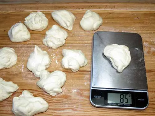 Hefeteig für Hörnchen Brötchen nach dem ersten Gehen, bereit zum Kneten