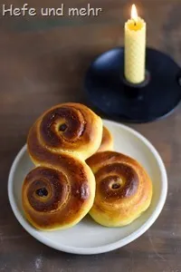 Hefezöpfe mit Quark und Safran