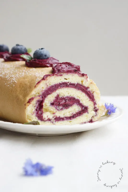 Heidelbeer-Biskuitrolle mit frischen Beeren