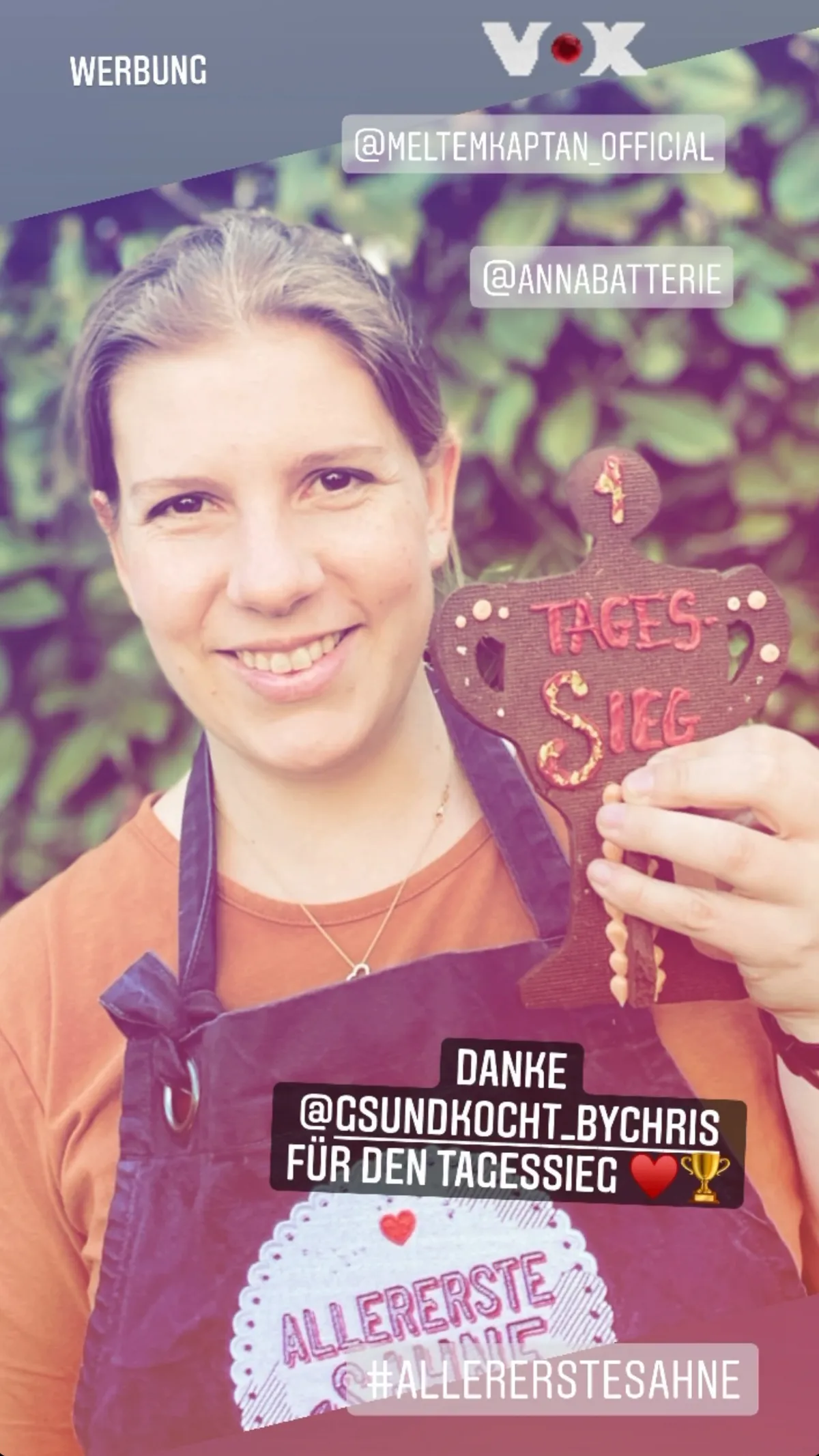 Heike mit ihrer Oreo Naked Cake und der Tagesgewinner-Plakette nach dem Dreh für Allererste Sahne