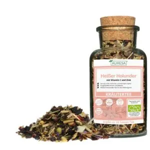 Heißer Holunder Tee: Eine Tasse mit dampfendem Holunder-Ingwer-Tee und frischen Holunderbeeren.