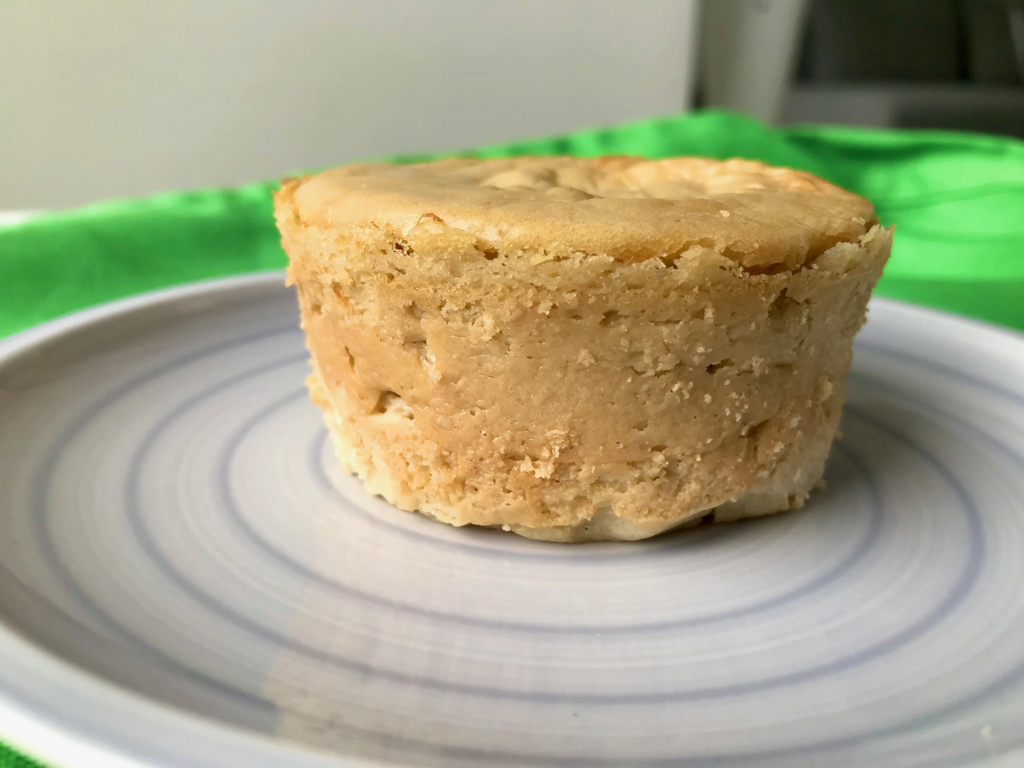 Hellbeige, fest gebackene vegane Käsekuchenmasse mit seidenmatter Oberfläche und leichten Rissen