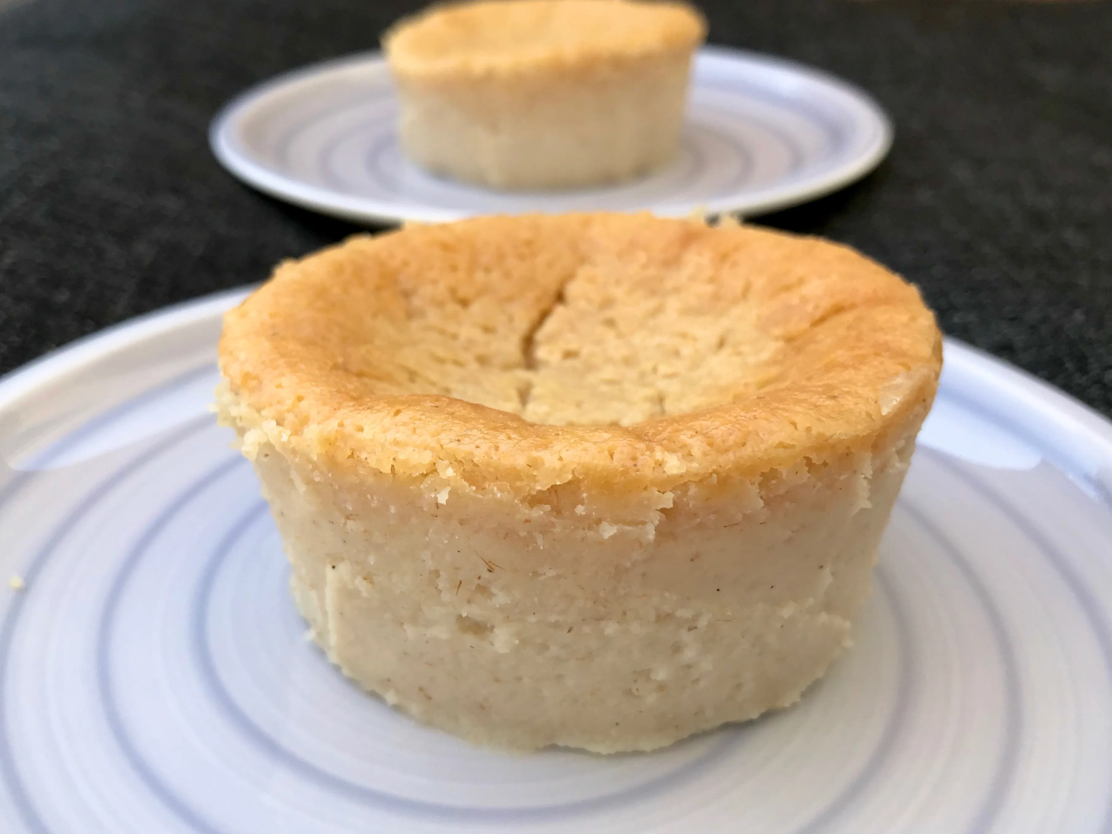 Hellbeige vegane Käsekuchenmasse mit leichten Rissen auf der Oberfläche, cremig und dicht