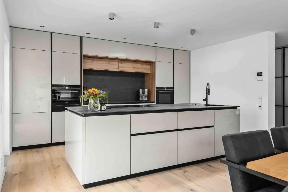 helle weiße Küche, Küchenzeile mit Kochinsel