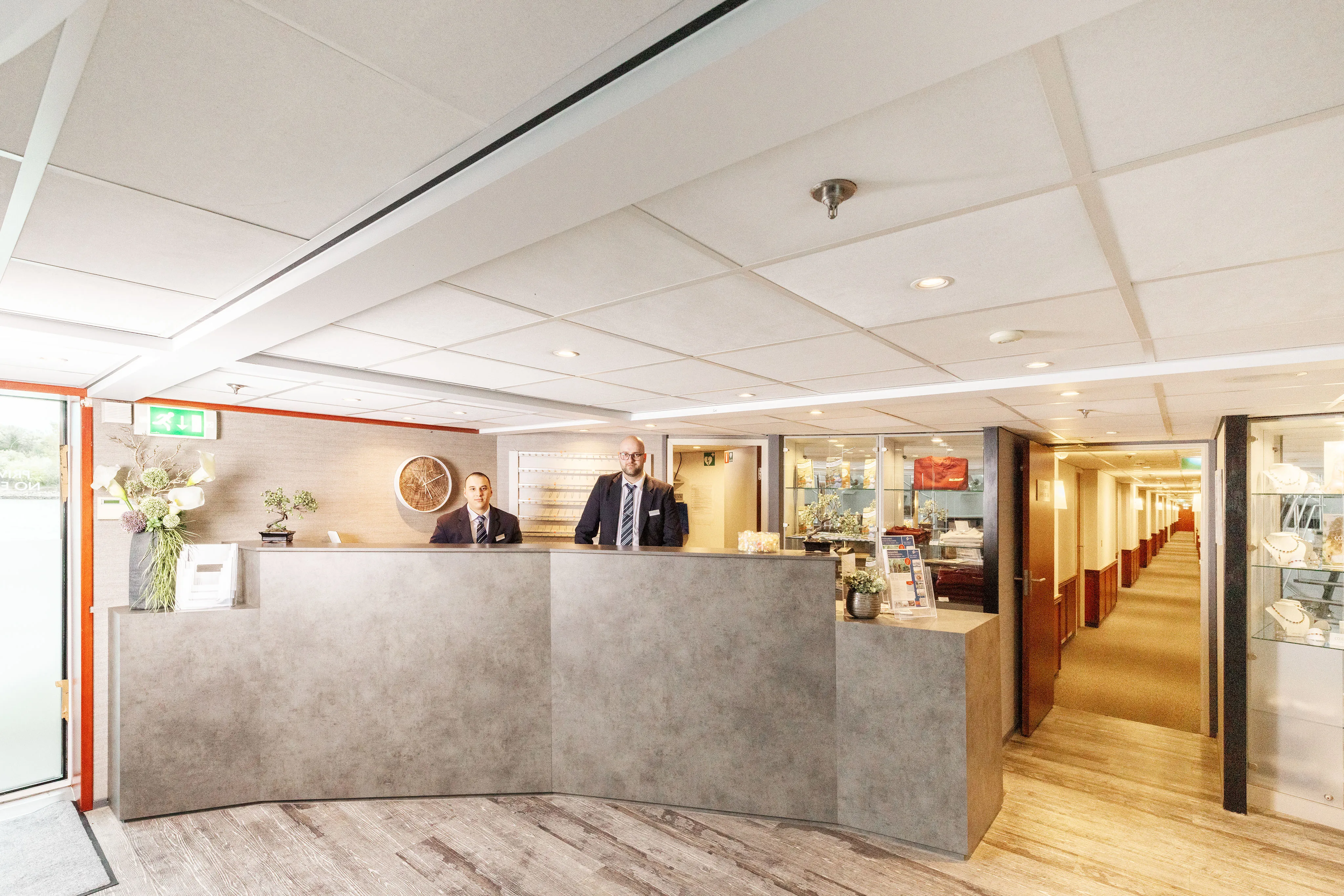 Heller und einladender Empfangsbereich der MS Nestroy, bereit für Ihre Donaukreuzfahrt