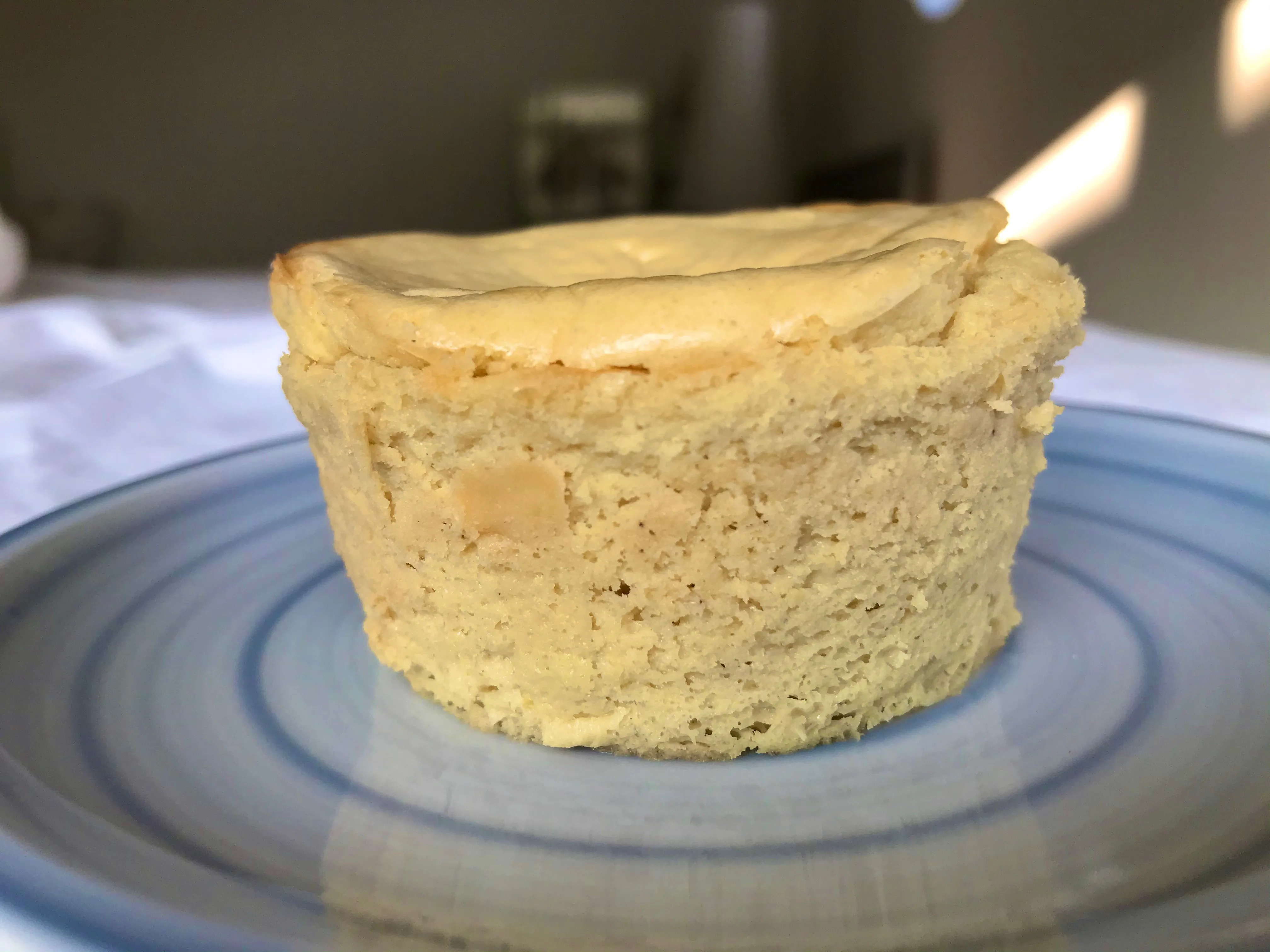 Hellgelber veganer Käsekuchen, dicht und fein, mit einer leicht rissigen, seidenmatten Oberfläche