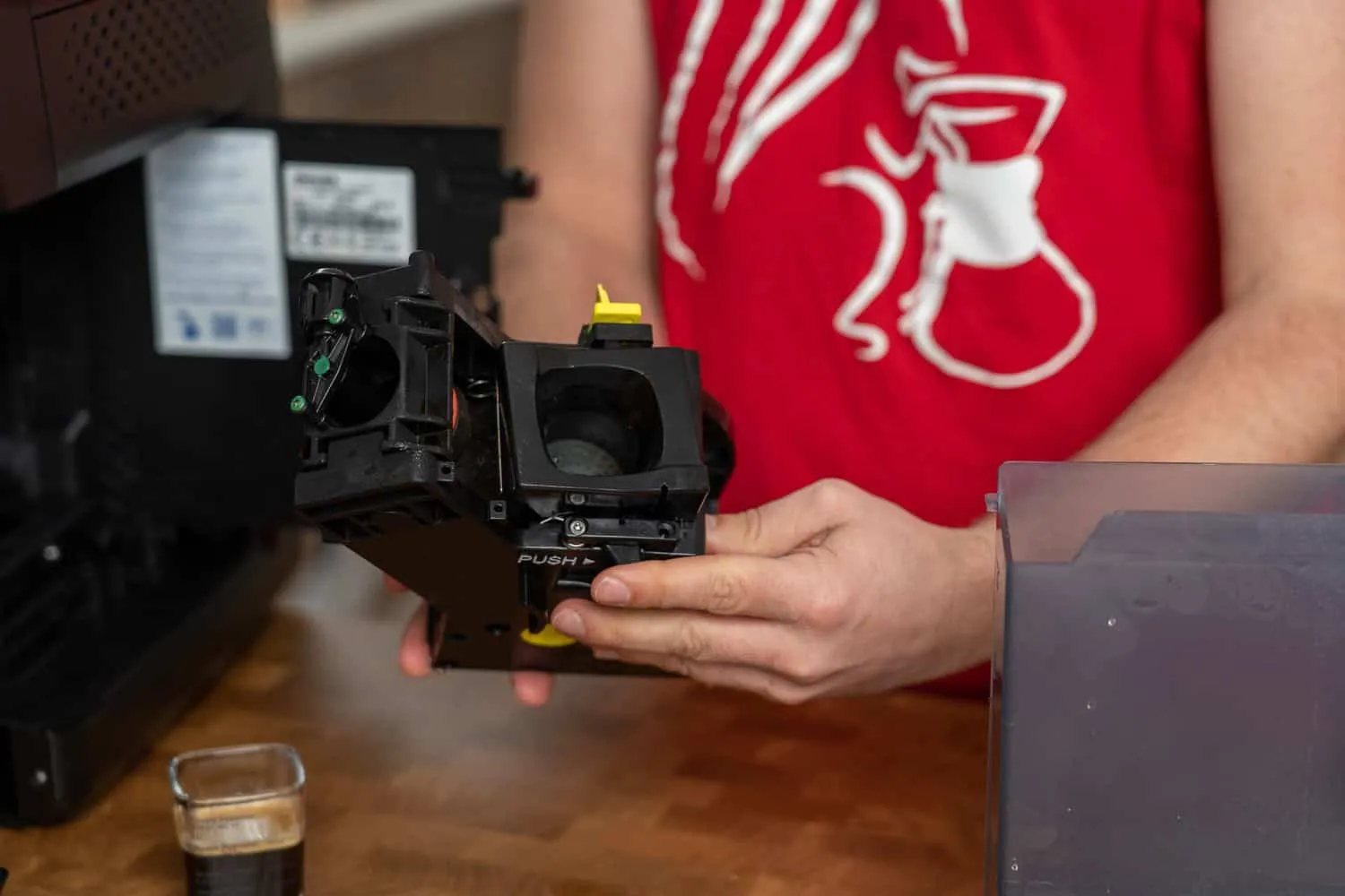 Herausgenommene Brühgruppe des Philips 2200 Kaffeevollautomaten