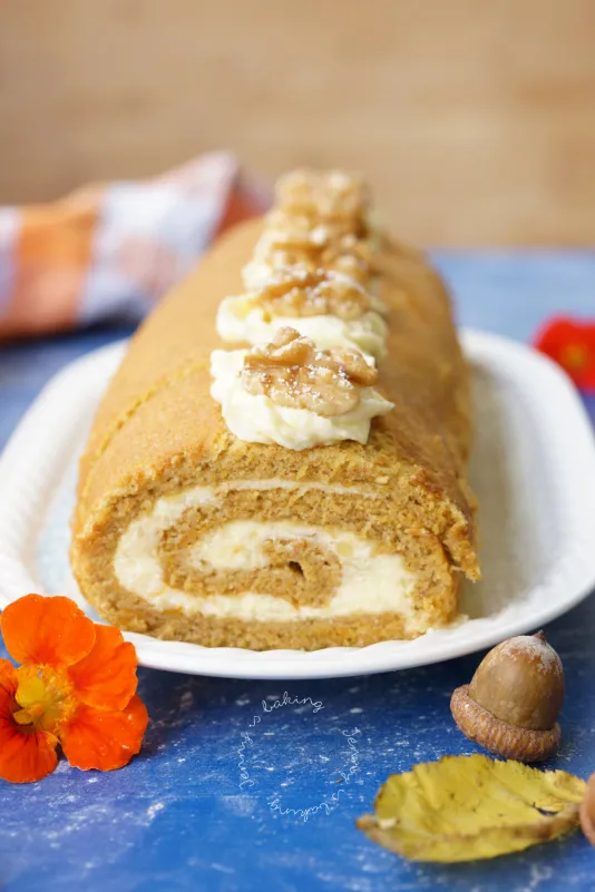 Herbstliche Kürbis-Biskuitrolle mit Apfelcreme