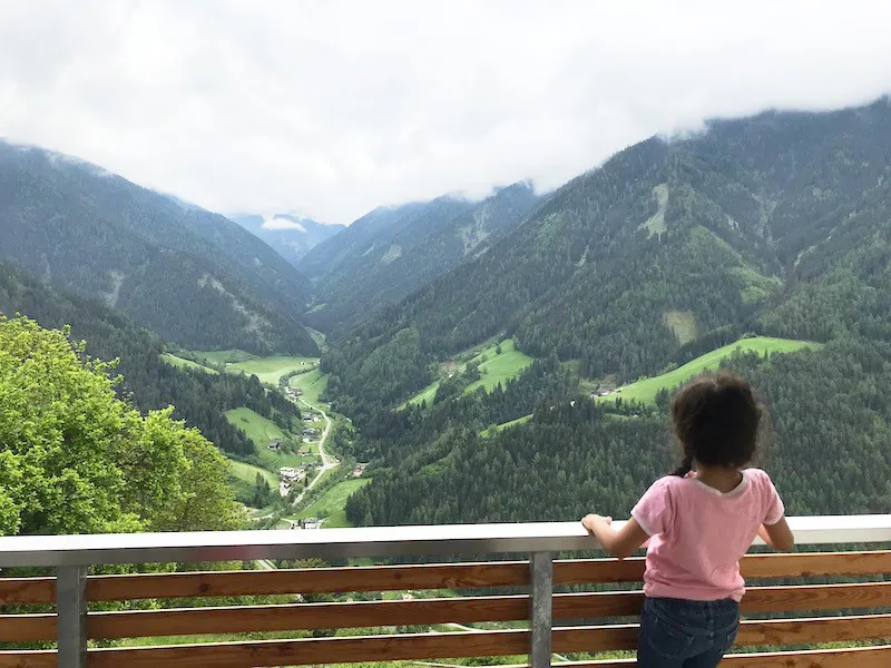 Herbstlicher Ausblick vom Balkon des Kompatscher Hofes, der auch in unserer Südtirolsammlung zu finden ist (Foto: Sonja Alefi)