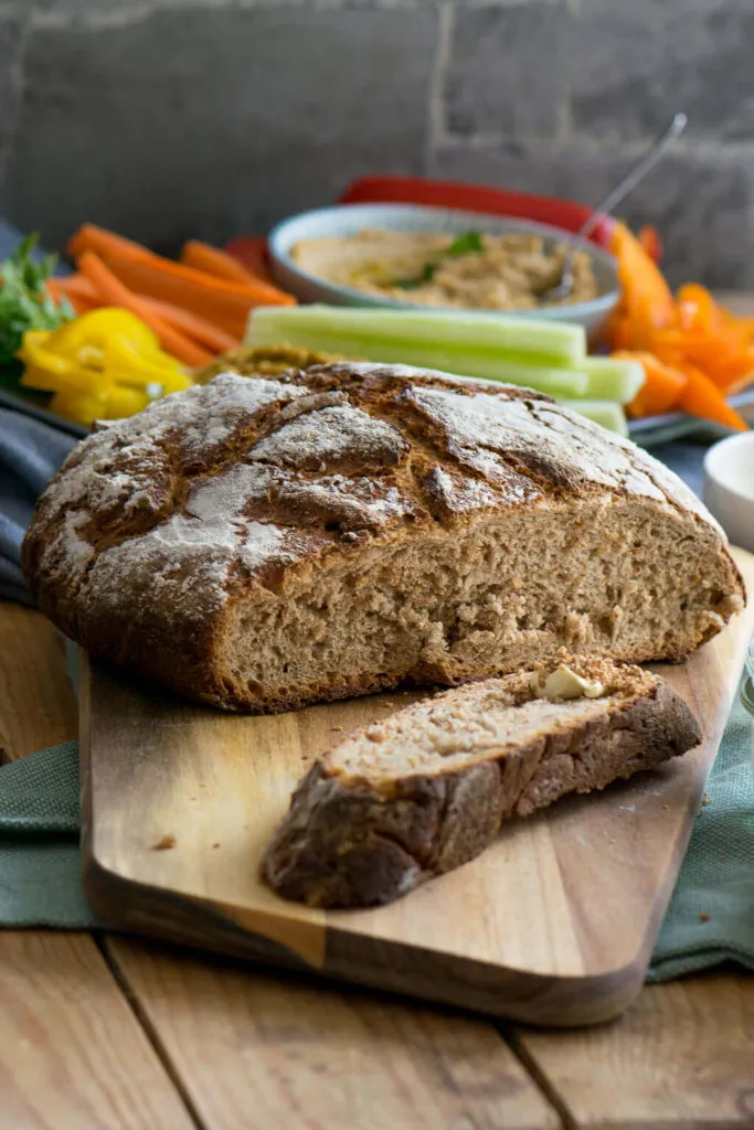 Herrlich duftendes Bauernbrot, direkt aus dem Topf und bereit zum Anschneiden