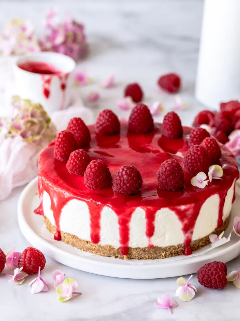 Herrliche Himbeer-Joghurt-Sahne-Torte mit Beeren-Topping, perfekt für den Sommer