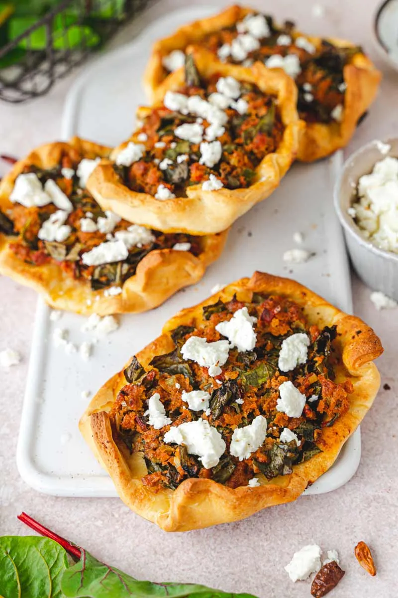 Herrliche Pizzafladen mit saftigem Hackfleisch und frischem Mangold als schnelles Hauptgericht