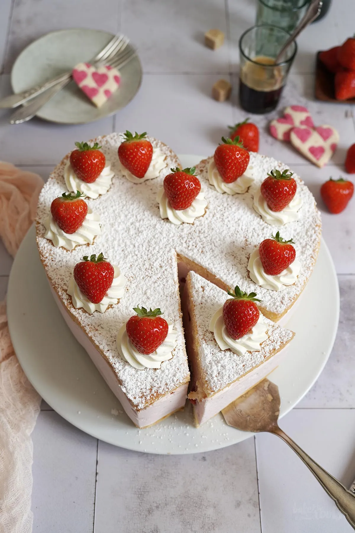 Herz Käsesahnetorte mit frischen Erdbeeren auf weißem Geschirr
