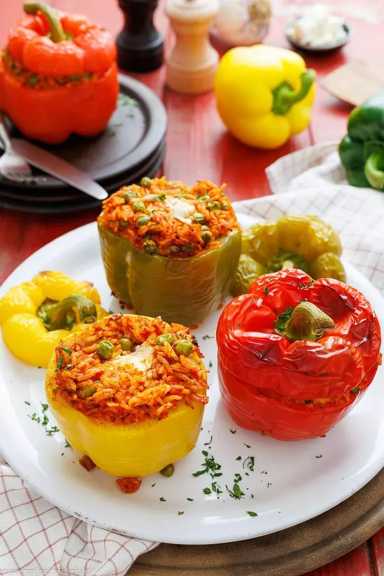 Herzhaft vegetarisch gefüllte Paprika mit Reis und Feta, fertig gebacken und servierbereit.