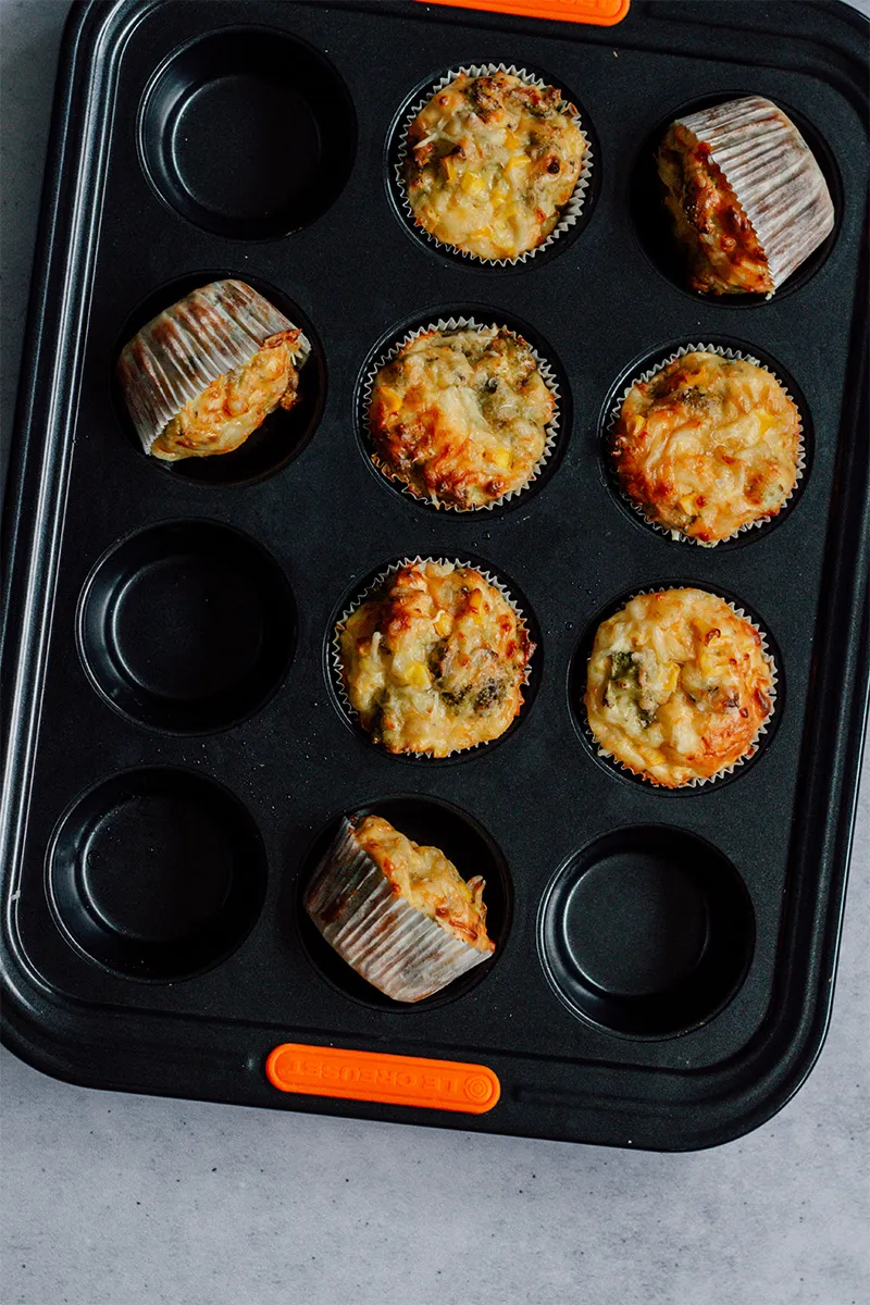 Herzhafte Brokkoli-Mais-Muffins in einer hochwertigen Backform, perfekt für ein gesundes Brokkoli Gemüse Rezept.