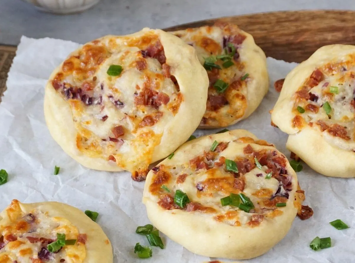 Herzhafte Flammkuchen Schnecken als einfacher Partysnack