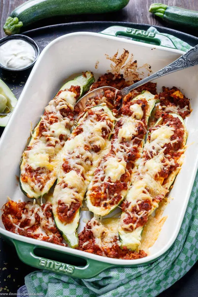 Herzhafte gefüllte Zucchini mit Hackfleisch und Käse überbacken, fertig aus dem Ofen