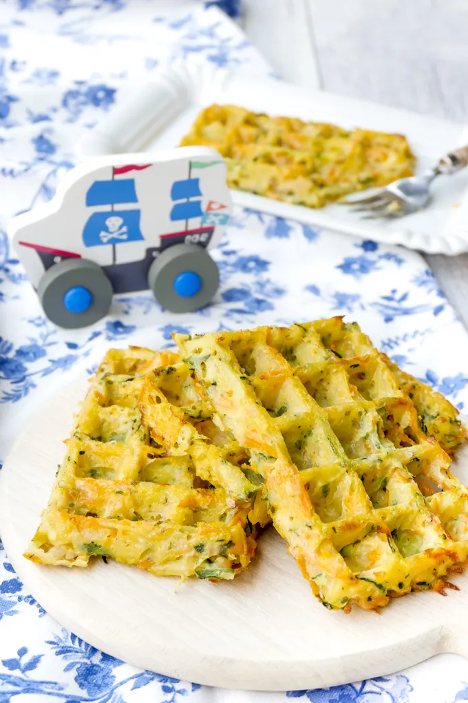 Herzhafte Gemüsewaffeln mit Kartoffeln, Zucchini und Möhren aus dem Backofen, ein gesunder Snack