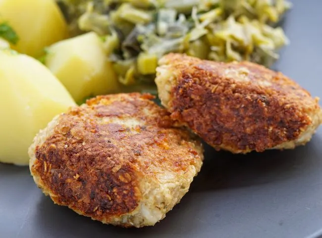 Herzhafte Haferflocken-Frikadellen mit Kräutern und Quark