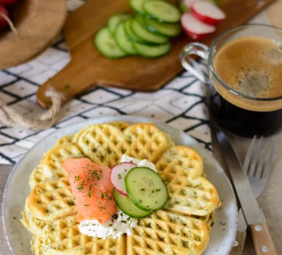 Herzhafte Kräuterwaffeln mit Räucherlachs, perfekt für Sonntagsbrunch
