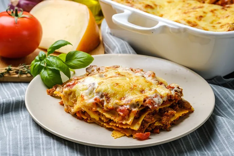 Herzhafte Lasagne Bolognese, eine Schicht nach der anderen ein Genuss