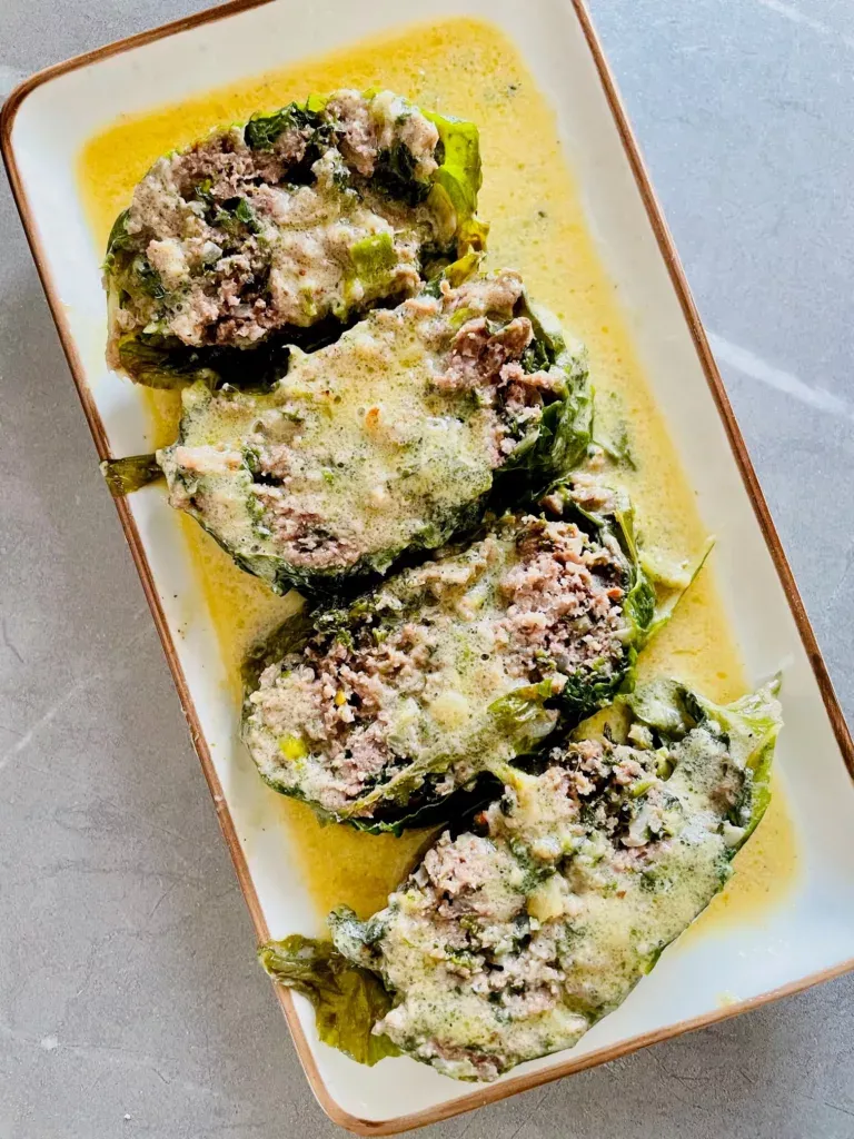 Herzhafte Mangold-Rouladen mit Hackfleischfüllung in cremiger Buttersoße