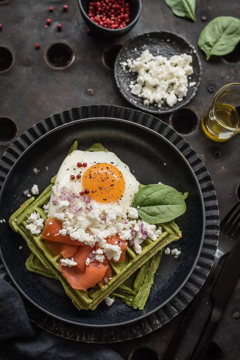 Herzhafte Spinatwaffeln mit Schafskäse, Lachs und Spiegelei