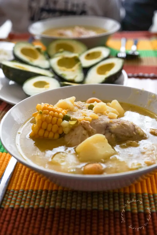 Herzhafte Suppe mit Hähnchen und Kartoffeln, eine wärmende Mahlzeit für kalte Wintertage, ideal für das deutsche Weihnachtsessen