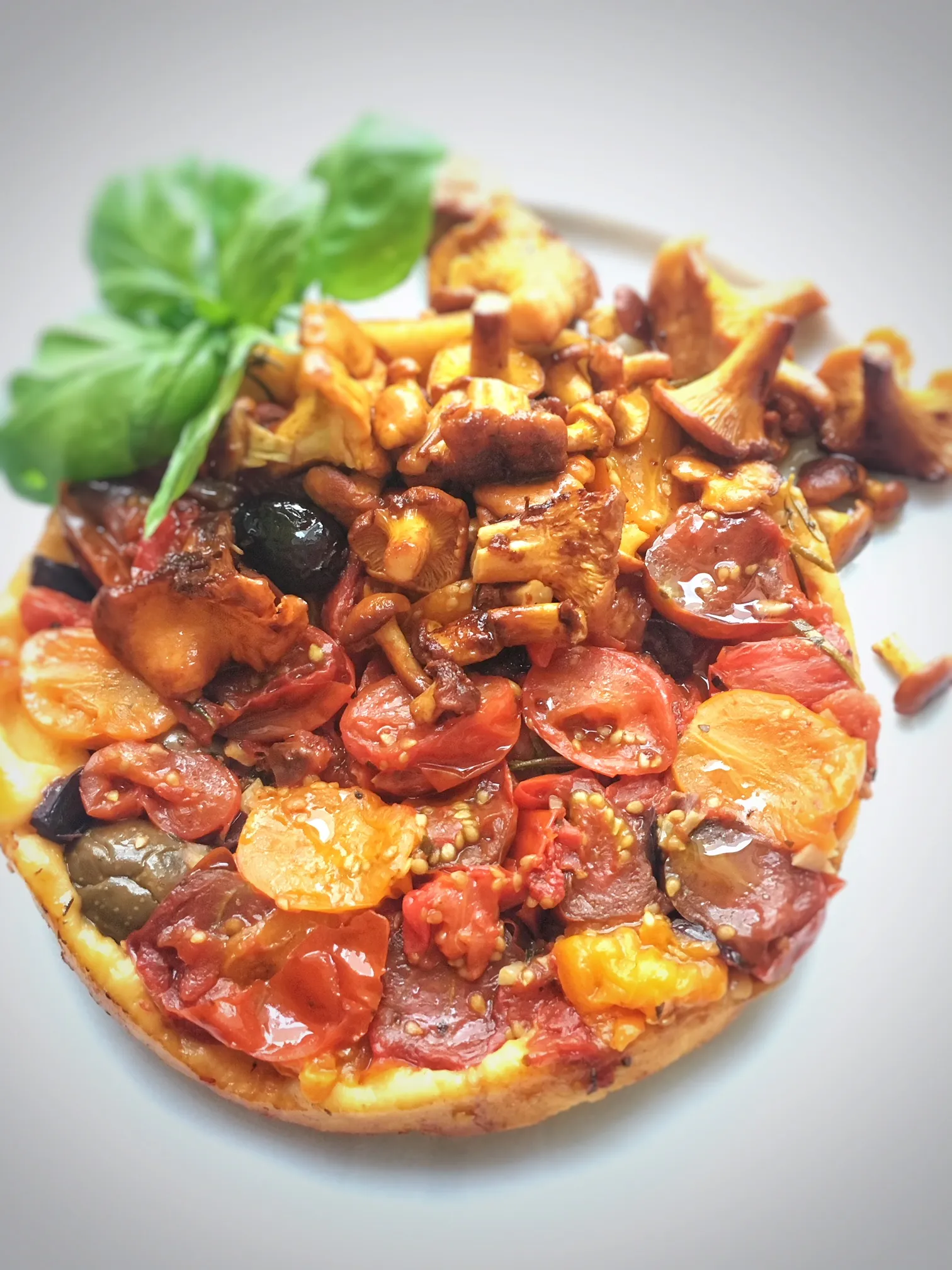 Herzhafte Tomaten Tarte Tatin mit gedämpften Kirschtomaten