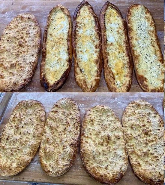 Herzhafte türkische Backwaren wie Börek und Pizzastücke in der Auslage der Bäckerei Basak