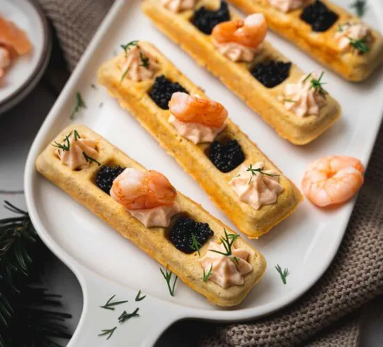Herzhafte Waffeln mit Kaviar und Lachs als festliche Vorspeise