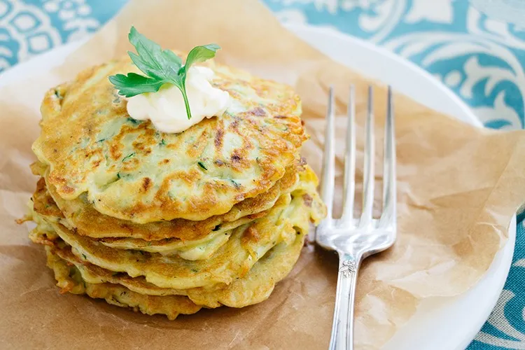 Herzhafte Zucchini-Pfannkuchen, als leicht verdauliches und nahrhaftes vegetarisches Schonkost Hauptgericht